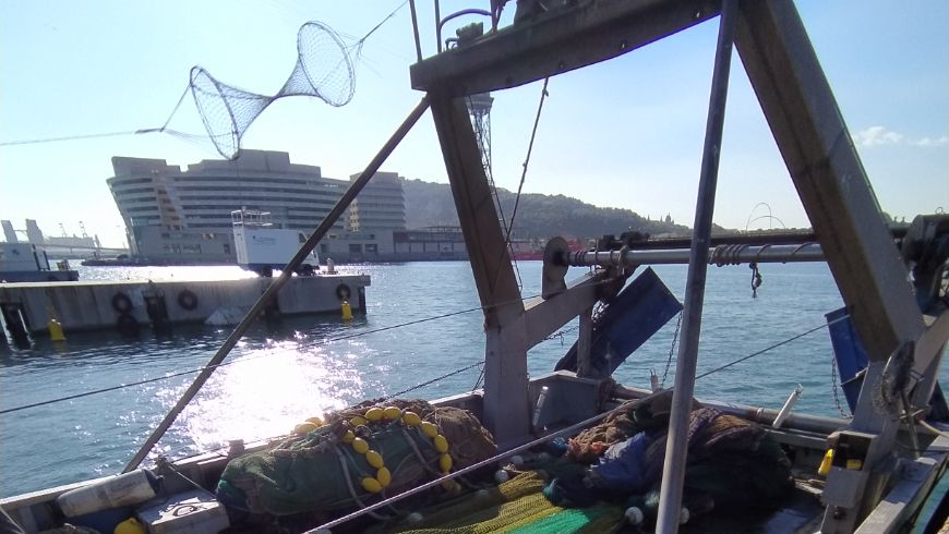 Instal·lem portes voladores a les nostres barques de pesca